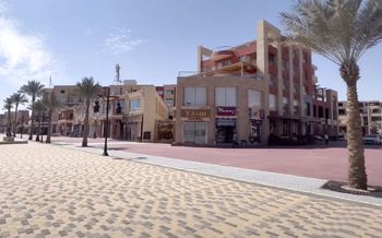 Pohled na projekt Al Hambra, fáze 1, v přízemí je již otevřená restaurace Honey Butter - Prodej bytu 1+kk v osobním vlastnictví 49 m², Hurghada