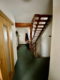 1. NP - chodba se schodištěm - Prodej domu 330 m², Jablonec nad Nisou