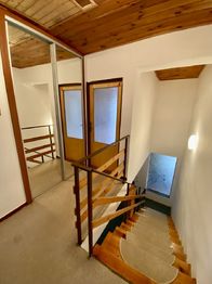 2. NP - chodba se schodištěm - Prodej domu 330 m², Jablonec nad Nisou