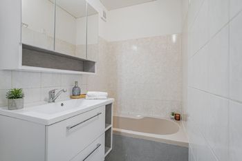 Koupelna. - Prodej bytu 2+kk v osobním vlastnictví 39 m², Tábor