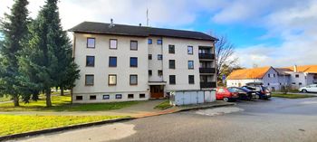 pohled od parkoviště (hlavní vchod) - Prodej bytu 3+1 v osobním vlastnictví 94 m², Slavonice