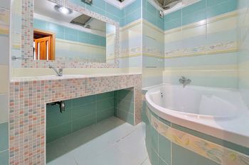 koupelna - Prodej bytu 3+kk v osobním vlastnictví 70 m², Benátky nad Jizerou