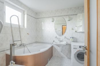 Koupelna. - Prodej domu 115 m², Jarošov nad Nežárkou