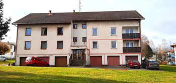 čelní pohled na byt a garáž - Prodej bytu 4+1 v osobním vlastnictví 82 m², Slavonice 