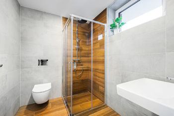 1. NP - koupelna - Prodej domu 127 m², Srubec