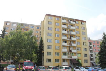 dům pohled ze silnice - Prodej bytu 3+1 v osobním vlastnictví 70 m², Olomouc