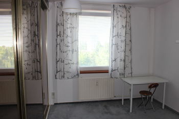 ložnice s vestavěnými skříněmi - Prodej bytu 3+1 v osobním vlastnictví 70 m², Olomouc