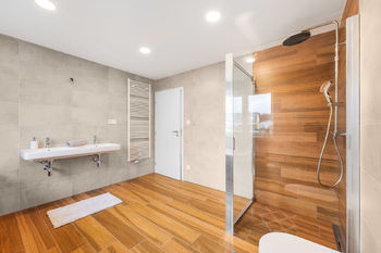 2. NP - koupelna - Prodej bytu 5+kk v osobním vlastnictví 127 m², Srubec