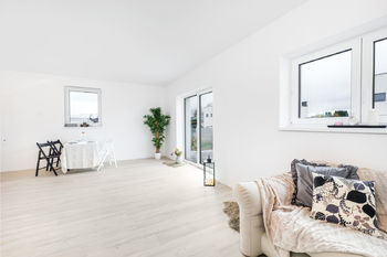 1.NP - obývací pokoj - Prodej bytu 5+kk v osobním vlastnictví 127 m², Srubec