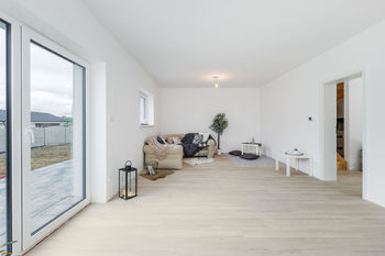 1.NP - obývací pokoj - Prodej bytu 5+kk v osobním vlastnictví 127 m², Srubec