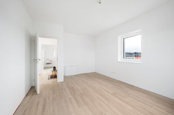 2. NP - pokoj 16,44 m2 - Prodej bytu 5+kk v osobním vlastnictví 127 m², Srubec
