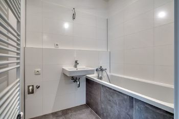 Koupelna - Prodej bytu 2+kk v osobním vlastnictví 49 m², Praha 9 - Černý Most