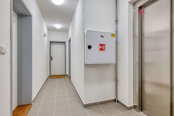 Chodba na patře - Prodej bytu 2+kk v osobním vlastnictví 49 m², Praha 9 - Černý Most