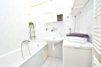 Koupelna s vanou. - Pronájem bytu 2+kk v družstevním vlastnictví 37 m², Praha 3 - Žižkov