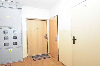 Vstup do bytu a komora u bytu. - Pronájem bytu 2+kk v osobním vlastnictví 47 m², Neratovice