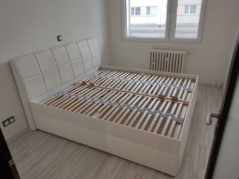  Ložnice s manželskou postelí, s úložnými prostory a rošty. - Pronájem bytu 2+kk v osobním vlastnictví 47 m², Neratovice