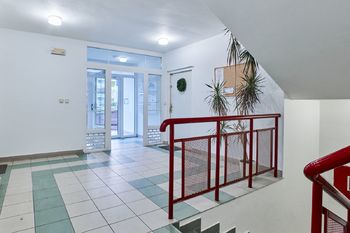 vstup do domu - Pronájem bytu 2+kk v osobním vlastnictví 87 m², Praha 4 - Chodov