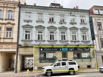 Pohled na nemovitost z ulice Rudolfovská. Vjezd do dvora. - Prodej restaurace 120 m², České Budějovice