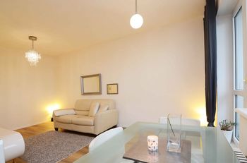 Obývací pokoj - Prodej bytu 2+kk v osobním vlastnictví 57 m², Praha 9 - Letňany