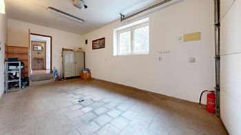 První garáž - Prodej domu 335 m², Praha 9 - Horní Počernice