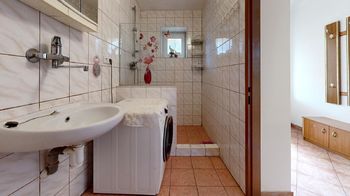 Koupelna - Prodej domu 335 m², Praha 9 - Horní Počernice