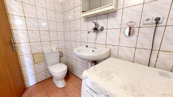 Koupelna - Prodej domu 335 m², Praha 9 - Horní Počernice