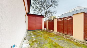 Druhá garáž - Prodej domu 335 m², Praha 9 - Horní Počernice