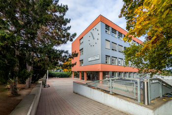 Základní škola vedle domu - Prodej bytu 3+kk v osobním vlastnictví 78 m², Praha 4 - Háje