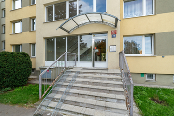 Vchod do domu  - Prodej bytu 3+kk v osobním vlastnictví 78 m², Praha 4 - Háje