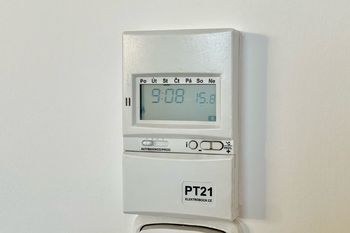 obývací pokoj - termostat - Prodej bytu 2+kk v osobním vlastnictví 67 m², Praha 5 - Motol