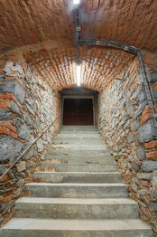 schody ze sklepa do vinárny - Prodej pozemku 1416 m², Roztoky
