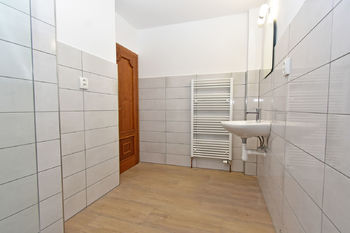 Nová koupelna po rekonstrukci se sprchovým koutem.  - Pronájem bytu 3+1 v osobním vlastnictví 89 m², Zdiby