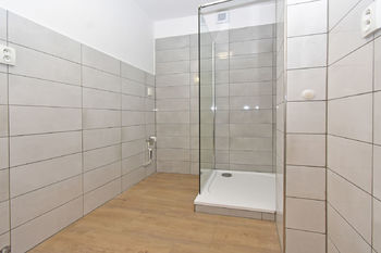 Nová koupelna po rekonstrukci se sprchovým koutem.  - Pronájem bytu 3+1 v osobním vlastnictví 89 m², Zdiby