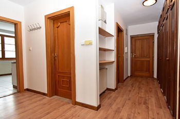 Chodba včetně vestavných šatních skříní.  - Pronájem bytu 3+1 v osobním vlastnictví 89 m², Zdiby