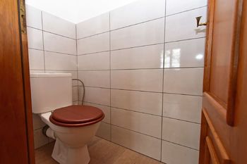 Samostatná toaleta.  - Pronájem bytu 3+1 v osobním vlastnictví 89 m², Zdiby
