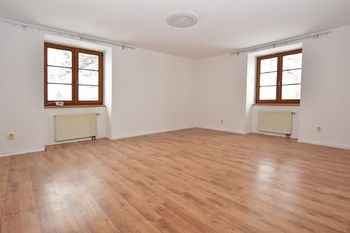 Obývací pokoj či ložnice. - Pronájem bytu 3+1 v osobním vlastnictví 89 m², Zdiby