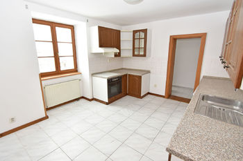 Kuchyně se špajzem a kondenzačním plynovým kotlem.  - Pronájem bytu 3+1 v osobním vlastnictví 89 m², Zdiby