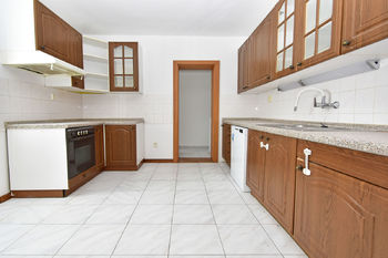 Kuchyně se špajzem a kondenzačním plynovým kotlem.  - Pronájem bytu 3+1 v osobním vlastnictví 89 m², Zdiby 