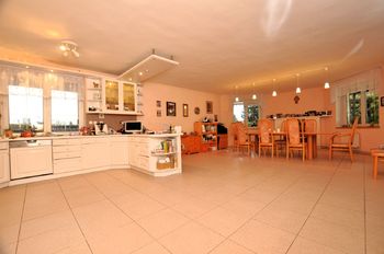 kuchyně s jídelnou ... - Prodej domu 950 m², Přibyslav