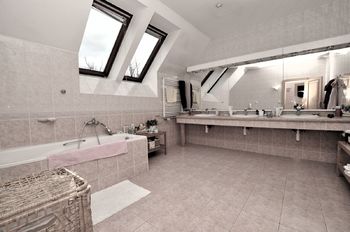 dětská koupelna ... - Prodej domu 950 m², Přibyslav