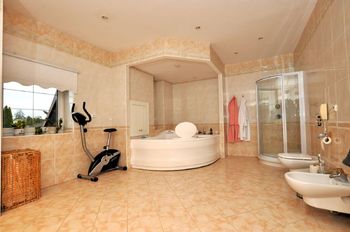 rodičovská koupelna ... - Prodej domu 950 m², Přibyslav