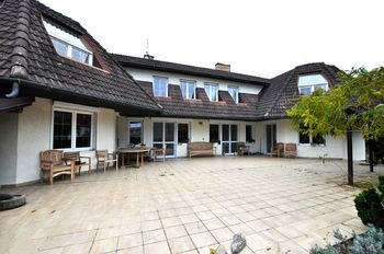 terasa domu od jiho-západu ... - Prodej domu 950 m², Přibyslav