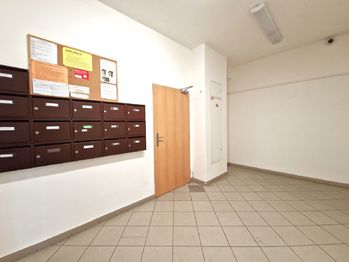 Prodej bytu 1+kk v osobním vlastnictví 36 m², Praha 4 - Kunratice