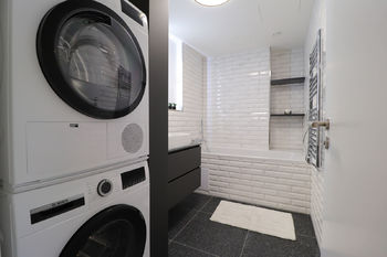 Koupelna - Pronájem bytu 2+kk v osobním vlastnictví 54 m², Praha 8 - Karlín