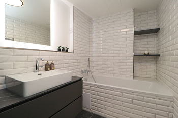 Koupelna - Pronájem bytu 2+kk v osobním vlastnictví 54 m², Praha 8 - Karlín