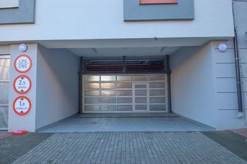 vjezd do garáže - Prodej bytu 1+1 v osobním vlastnictví 43 m², České Budějovice