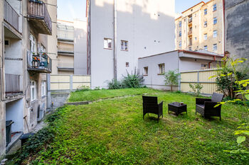 Zahrada domu - Prodej bytu 2+kk v osobním vlastnictví 43 m², Praha 5 - Smíchov