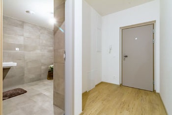 vstupní chodba dveře - Prodej bytu 3+kk v osobním vlastnictví 121 m², Vrchlabí