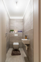 samostatá toaleta - Prodej bytu 3+kk v osobním vlastnictví 121 m², Vrchlabí