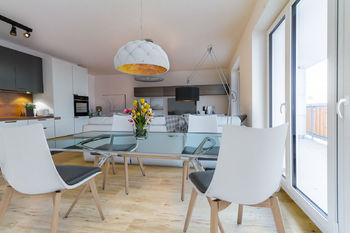 Obývací pokoj s kuch. koutem (vizualizace) - Prodej bytu 3+kk v osobním vlastnictví 101 m², Vrchlabí